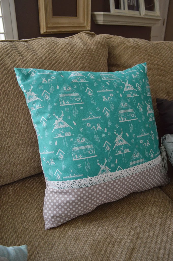 DIY Reindeer Applique Plaid Christmas Pillows - The Crafting Nook