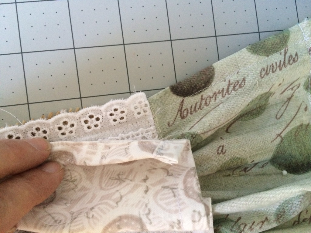 Table Runner: A Cute Rabbit Burlap MIY